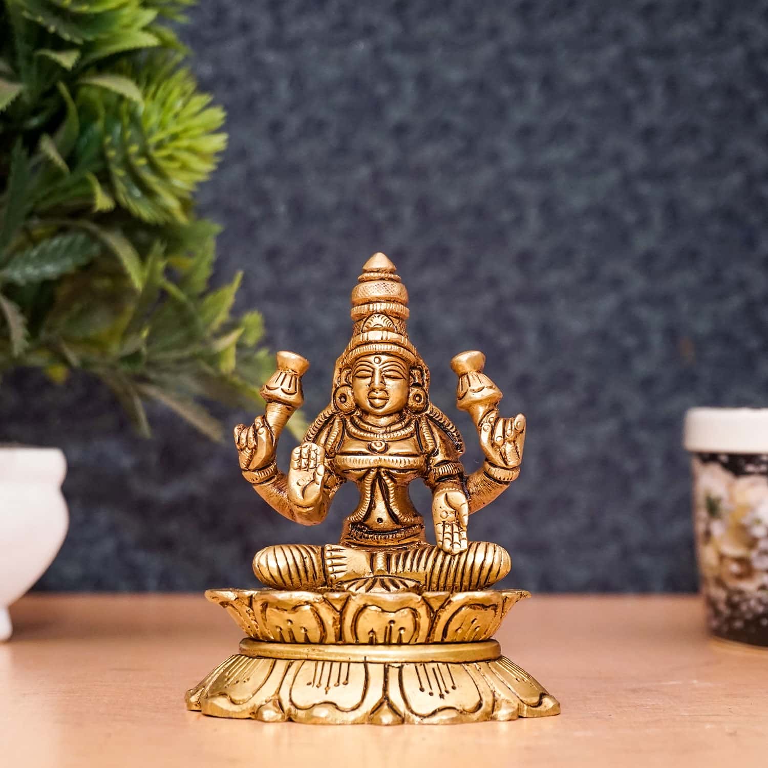 461078_C Laxmi Idol